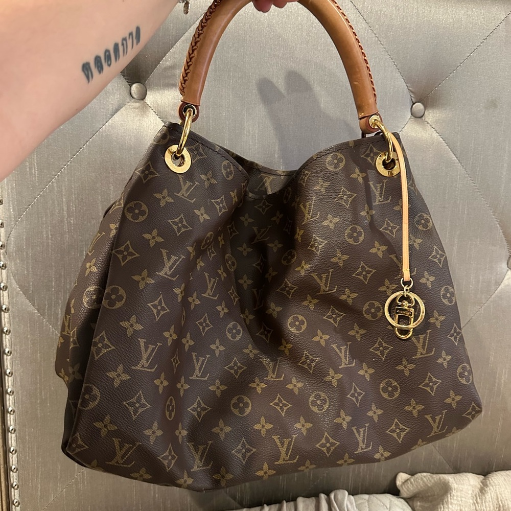 Louis Vuitton Artsy. Great condition.